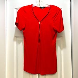 Ambiance Sz M red ribbed zipper short sleeved  top